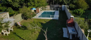 Casa con pileta, jardín, cochera y parrilla en Chascomús. Capac. 4 personas